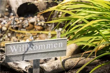 Immer auf dem richtigen Weg: Schilder und Wegweiser im Garten