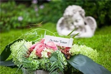 Das Grab im Sommer – die richtigen Blumen finden Das Grab im Sommer – die richtigen Blumen finden