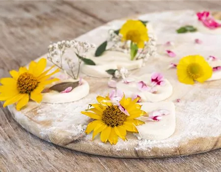 Blumenanhänger aus Salzteig – der Sommer wird bunt!